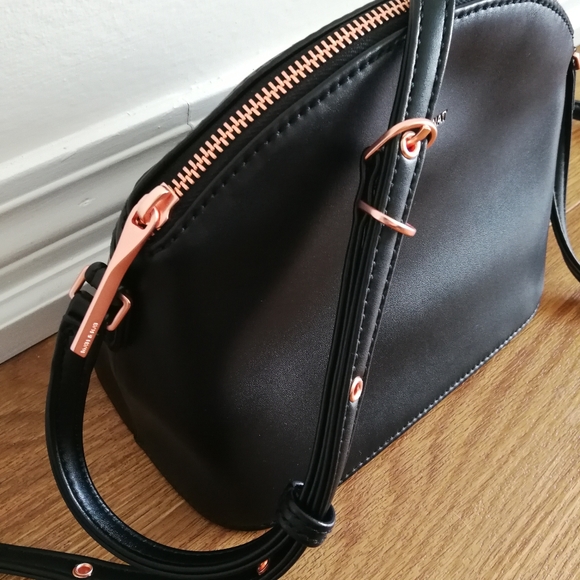 Matt and Nat dome black crossbody bag, in great condition - Picture 2 of 7